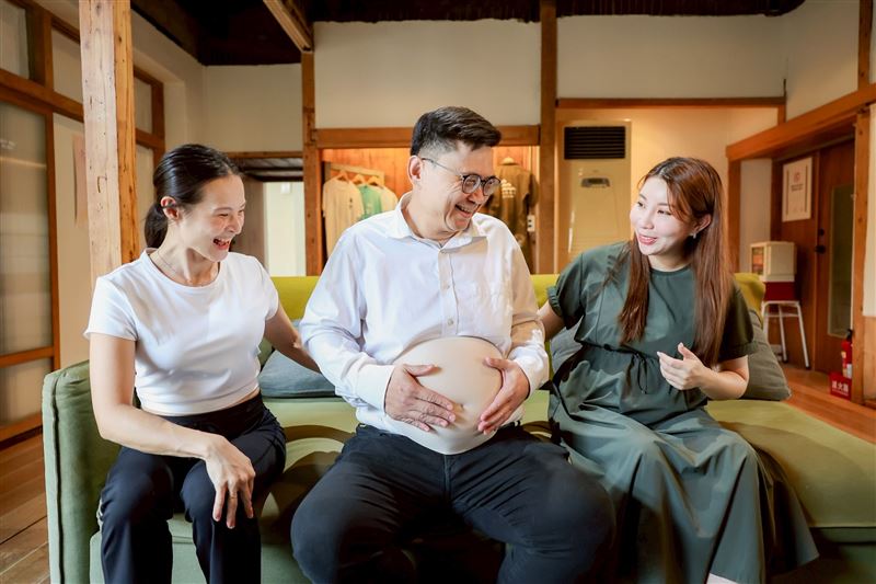 賴瑞隆拋全國首創贈孕媽咪「幸福孕哺枕」政見：讓高雄成為對媽媽及孩子最有愛、溫度的城市。（圖／賴瑞隆辦公室提供）