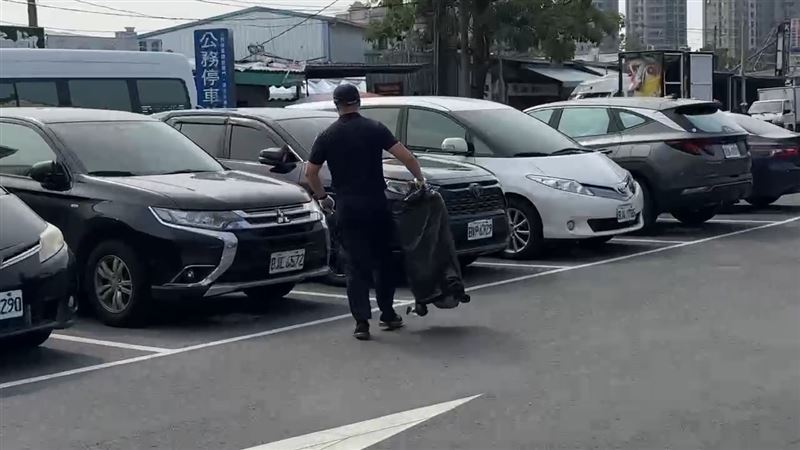 檢警將黃女的行李箱帶走偵辦。（圖／翻攝畫面）