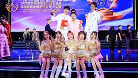 白冰冰(後排中)體恤子弟兵明亮(後排左)、陳思瑋(後排右)與Give me five少女隊的辛苦。（圖／長興影視提供）