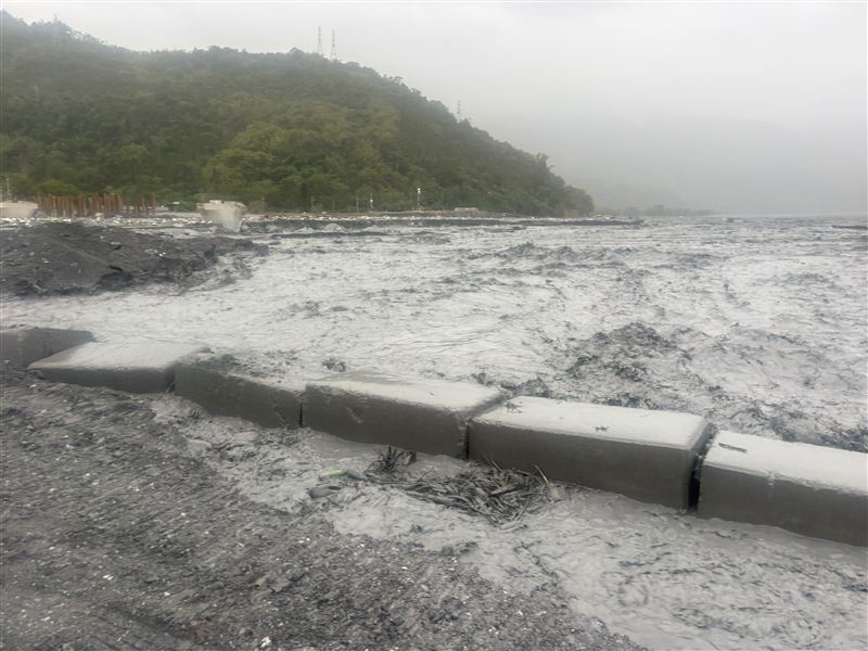 今晨馬太鞍溪突然暴漲。（圖／公路局提供）