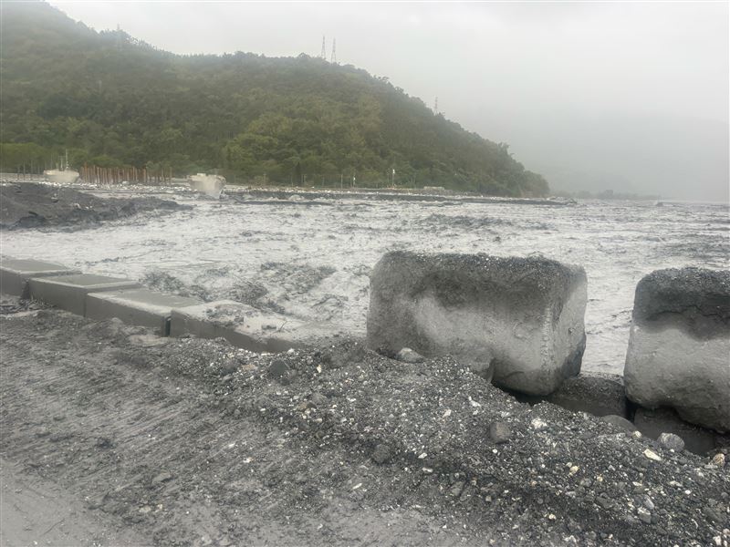 今晨馬太鞍溪突然暴漲。（圖／公路局提供）