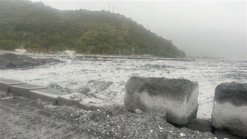 新／馬太鞍溪突暴漲！機具人員急撤退