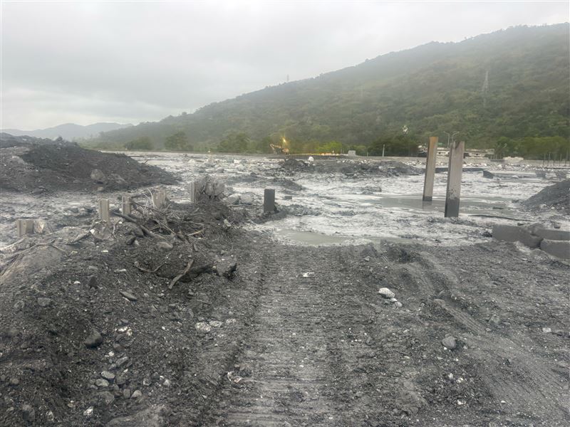 施工團隊緊急撤離河道並暫停搶修便道。（圖／公路局提供）