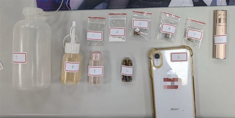 檢警查扣到子彈、刀械、監視設備、束帶、辣椒水等工具。（圖／翻攝畫面）