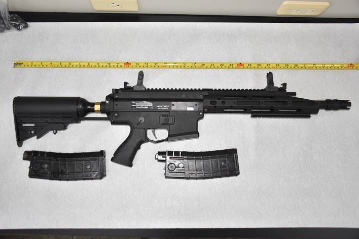 檢警查扣大量毒品及鎮暴槍。（圖／翻攝畫面）