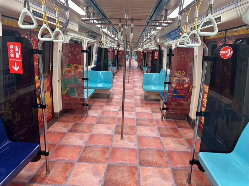 高度還原青山宮地磚意象，讓乘客一踏入車廂便彷彿置身艋舺青山宮