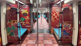 艋舺青山宮170週年主題列車上線！網友驚呼：「以為進到神明列車」（業配勿用）