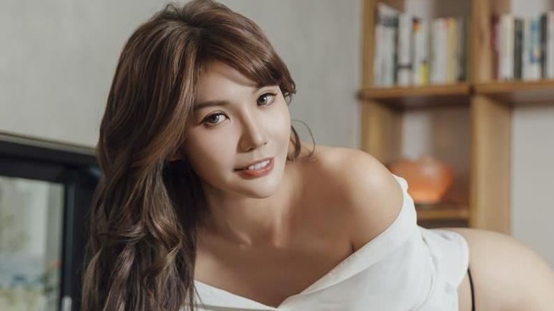 「AV界蛇姬芷媗Candy推出首本個人實體寫真。（圖／曖維多媒體廣告行銷提供）