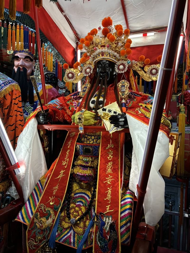 為了慶祝其聖誕，會由專人為靈安尊王換上新神衣、神帽，以示尊敬