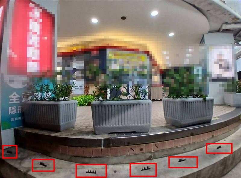 連鎖眼鏡行騎樓前的階梯被放置「防鴿用塑膠尖刺板」。（圖／翻攝自臉書爆料公社二社）