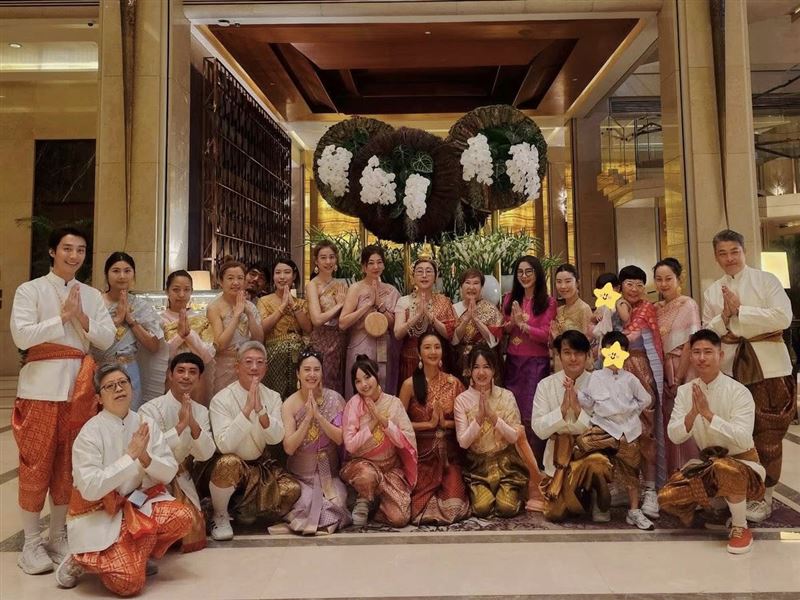 陳美鳳特別飛泰國幫藍心湄慶生。（圖／翻攝自陳美鳳臉書）