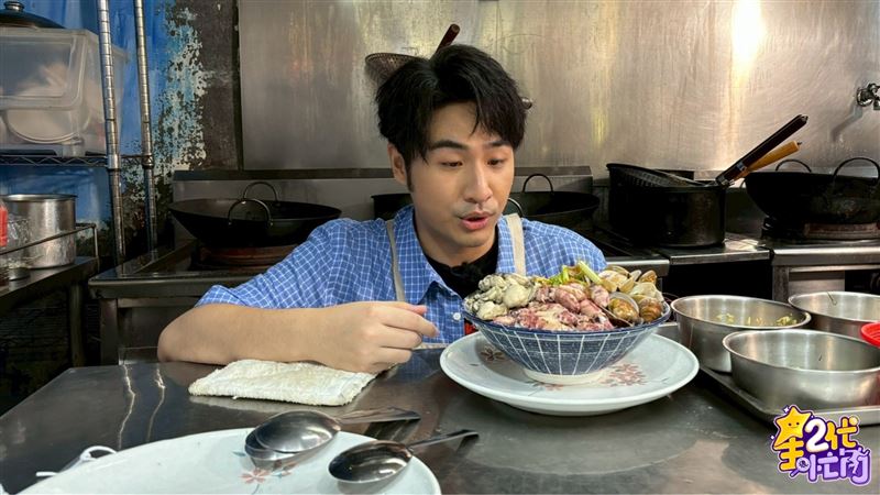 鹿希派學做料理。（圖／Yahoo《星二代很忙內》提供）