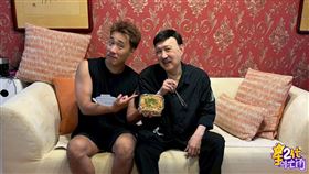余天（右）被余祥銓做的炒飯嚇到。（圖／Yahoo《星二代很忙內》提供）