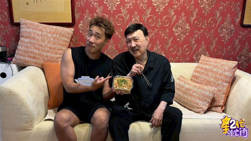 余天（右）被余祥銓做的炒飯嚇到。（圖／Yahoo《星二代很忙內》提供）