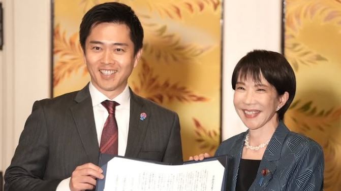 吉村洋文（左）在記者會上力挺高市早苗（右）。（圖／翻攝自吉村洋文IG）