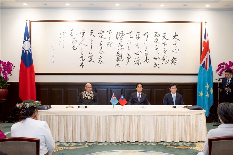 總統賴清德與吐瓦魯國總理戴斐立雙邊見證兩國簽署合作協定。（圖／總統府提供）