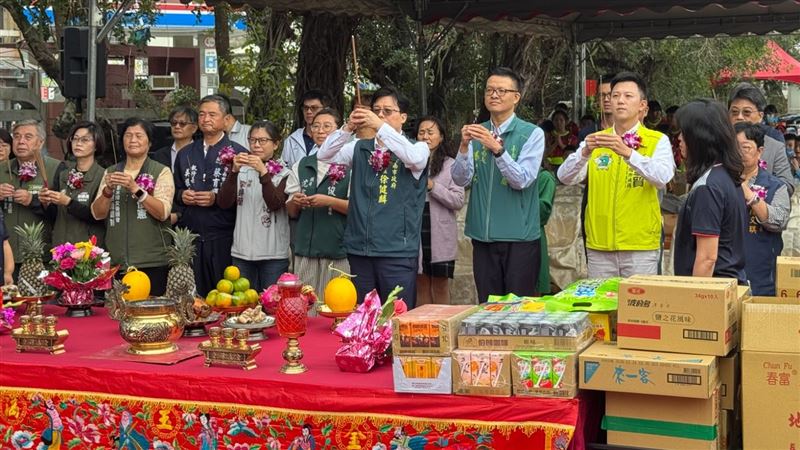 因0403地震受損的月津國小中棟、南棟A校舍，整建工程動土奠基典禮今(18)日舉行，由副秘書長徐健麟代表市長黃偉哲出席。（圖／台南市政府提供）