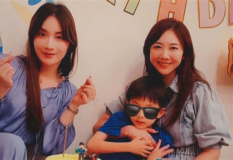 「最美檢察官」陳漢章與妻子和兒子合照。（圖／翻攝畫面）