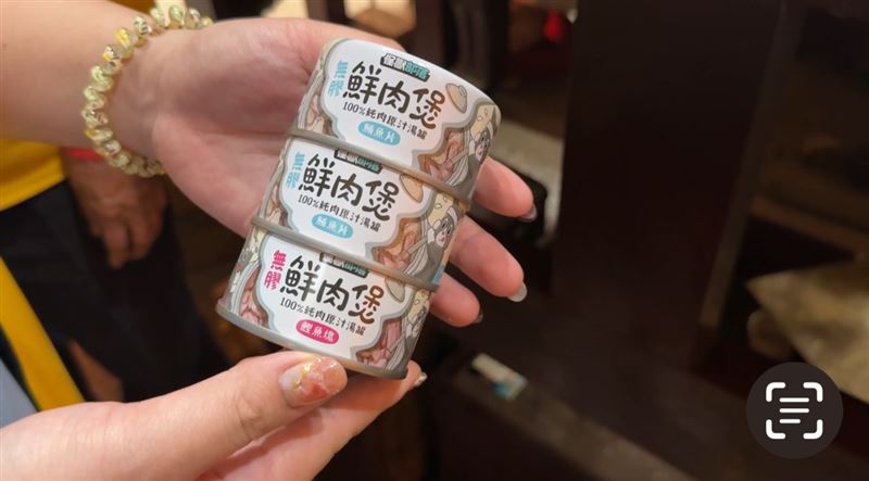 信徒拿「貓罐頭」來祭拜虎爺，竟惹怒虎爺導致香爐大發爐。（圖／民眾提供）