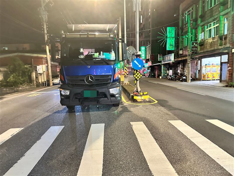 桃園中壢區發生大貨車撞行人事故。（圖／翻攝畫面）