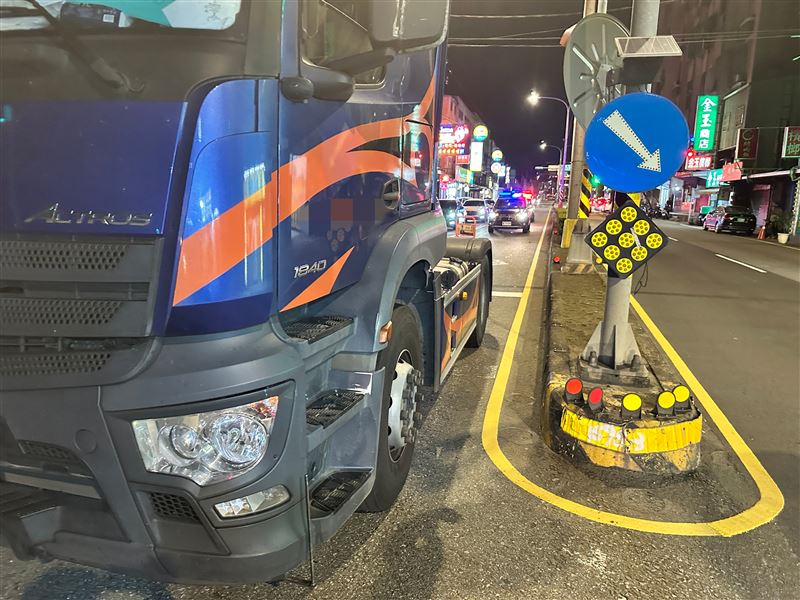 行人未走斑馬線又闖紅燈，遭大貨車撞擊，全身多處骨折。（圖／翻攝畫面）