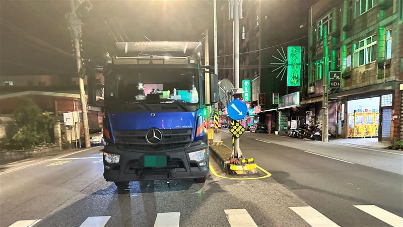 桃園婦硬闖紅燈!大貨車撞到…多處骨折