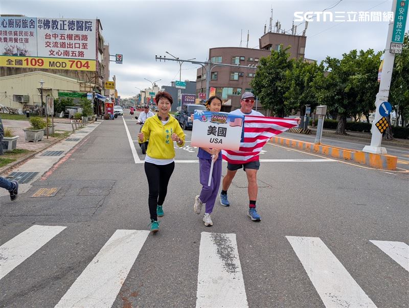 美國生命鬥士Brad Kelley完賽，陳亭妃陪跑最後一圈親眼見證。（圖／翻攝畫面）