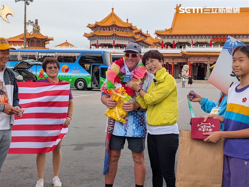 美國生命鬥士Brad Kelley完賽，陳亭妃陪跑最後一圈親眼見證。（圖／翻攝畫面）