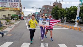 美國生命鬥士Brad Kelley完賽，陳亭妃陪跑最後一圈親眼見證。（圖／翻攝畫面） 