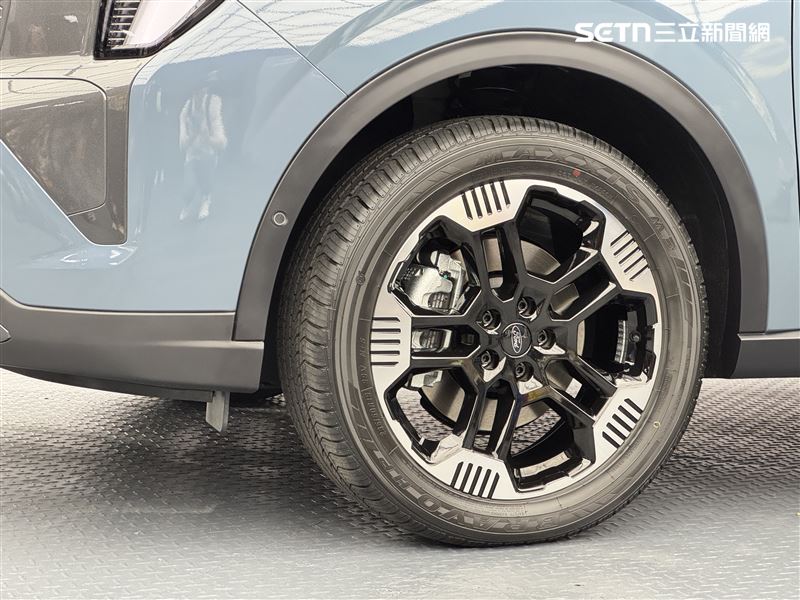 越野風格的五幅雙肋式輪圈。（圖／鍾釗榛攝影）