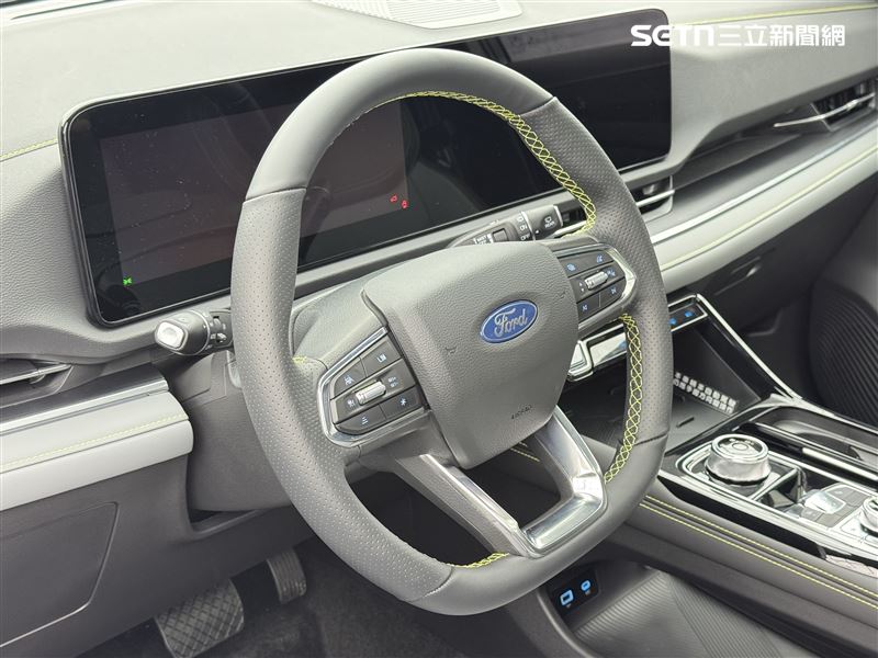 雙12.3吋懸浮數位螢幕。（圖／鍾釗榛攝影）