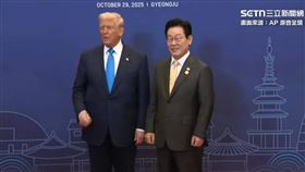 美國總統川普與南韓總統李在明10月29日在APEC晚宴上合影。美韓達成的協議，不只涵蓋貿易與產業合作，也含括了安全領域，最受矚目的即美方允許南韓建造核動力潛艦，此消息也引起中國與北韓等對手的反彈。（圖／翻攝畫面）