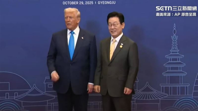 美國總統川普與南韓總統李在明10月29日在APEC晚宴上合影。美韓達成的協議，不只涵蓋貿易與產業合作，也含括了安全領域，最受矚目的即美方允許南韓建造核動力潛艦，此消息也引起中國與北韓等對手的反彈。（圖／翻攝畫面）