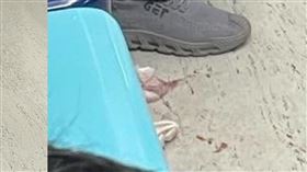 女乘客搭乘北捷，卻突遭鄰座男子「猛烈狂吐」波及。（圖／網友viola_yt1220授權提供，未經同意請勿轉載）