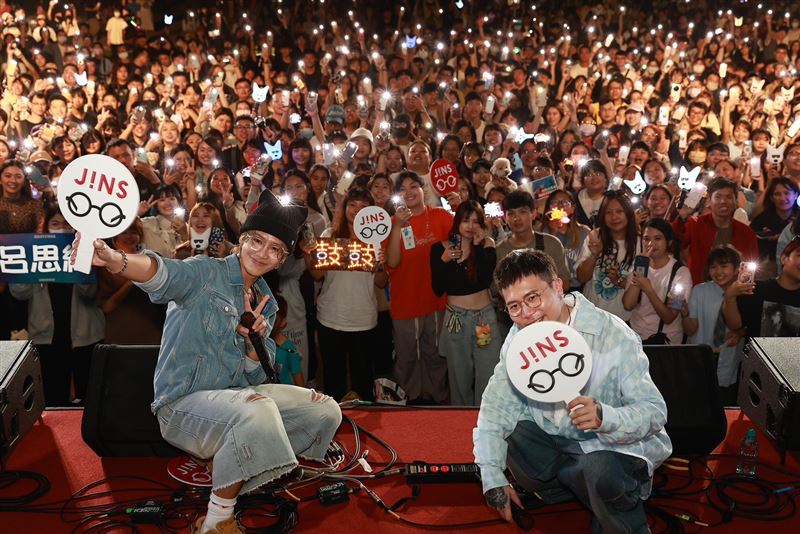 GX鼓鼓呂思緯、蕭秉治現身JINS滾草皮音樂祭，吸引上千粉絲到場支持，台下大片燈海宛如專屬演唱會
