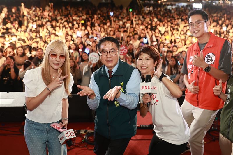 JINS台灣總經理邱明琪、臺南市長黃偉哲、立委陳亭妃和臺南市議員李宗霖(由左至右)出席《野餐我PET你 滾草皮音樂祭》，和台下熱情粉絲合影