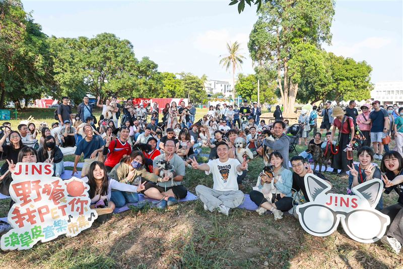 人氣訓練師熊爸現場開課，傳授飼主訓練家中毛孩的技巧，吸引百位民眾帶著愛犬「聽課」