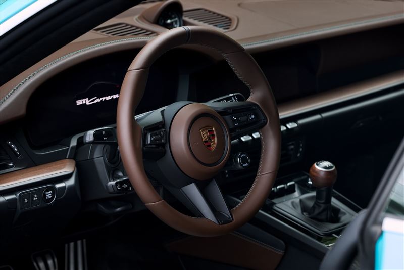 內裝以 Paldao 木紋象徵山脈綠意 。（圖／Porsche提供）