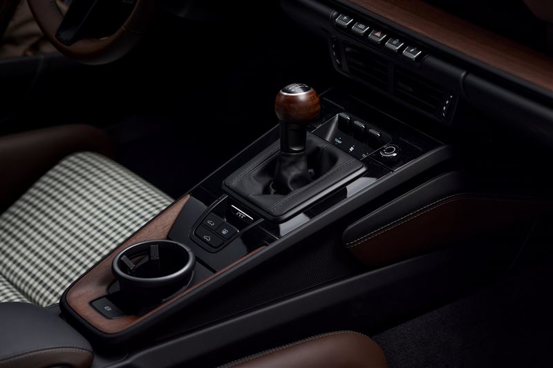 內裝採用松露棕與黑色皮革打造。（圖／Porsche提供）