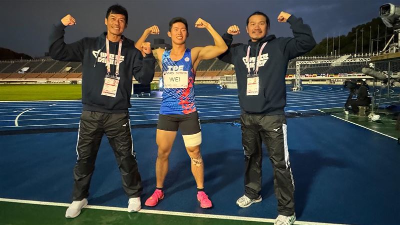 陳穎祈(左)及安慶隆(右)教練跨世代十項鐵人現場見證危宇澤(中)為台灣在聽奧十項全能摘銀。（圖／運動部提供）
