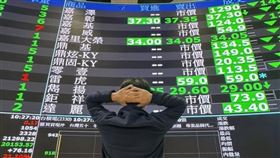台股18日重挫691.19點、收26,756.12點，跌幅2.52%，成交量放大至6,403.94億元，成為今年第三大跌幅。同時間亞股普遍走弱，日本跌2.81%、韓國跌3.08%、香港跌1.67%。金管會表示，市場基本面仍穩健，上市櫃10月累計營收達40.09兆元、年增12.51%，整戶擔保維持率亦達176.92%，未見信用交易異常。（圖／記者師瑞德攝影）