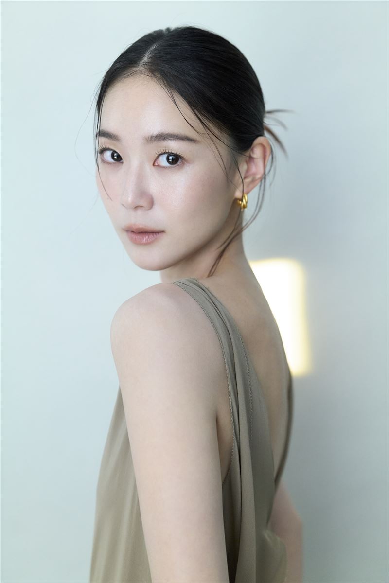 鍾瑶在書中分享許多未公開的故事。（圖／星星相藝提供）