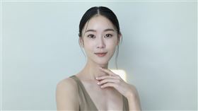 鍾瑶發行首本新書 《她的名字是一條魚也是一隻鳥》。（圖／星星相藝提供）