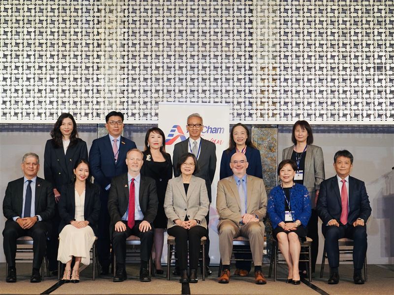 前總統蔡英文、美國在台協會處長谷立言今（18）日一同出席「台灣美國商會年度會員大會」。（圖／翻攝AIT臉書)