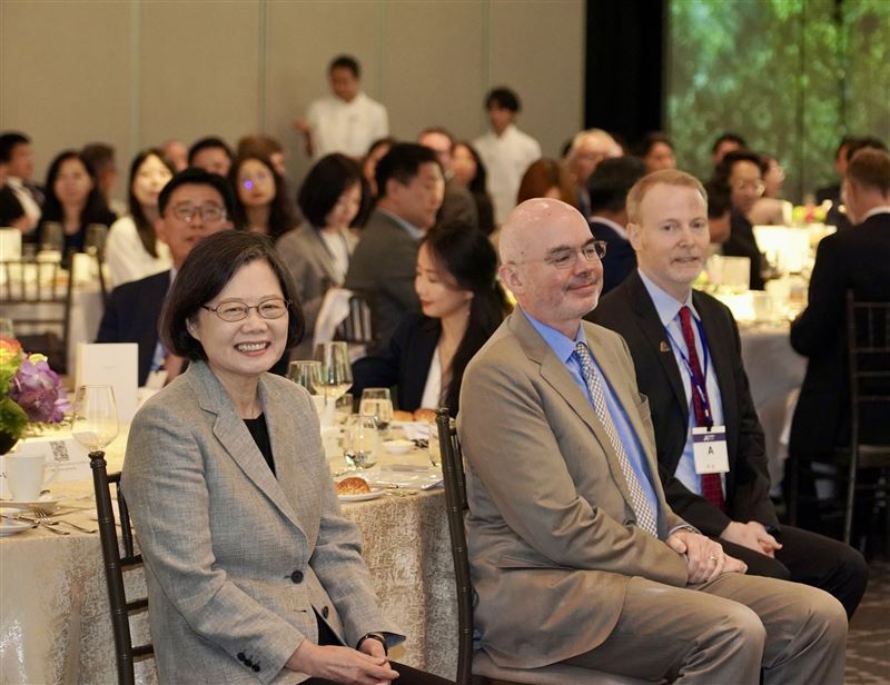 前總統蔡英文、美國在台協會處長谷立言今（18）日一同出席「台灣美國商會年度會員大會」。（圖／翻攝AIT臉書)