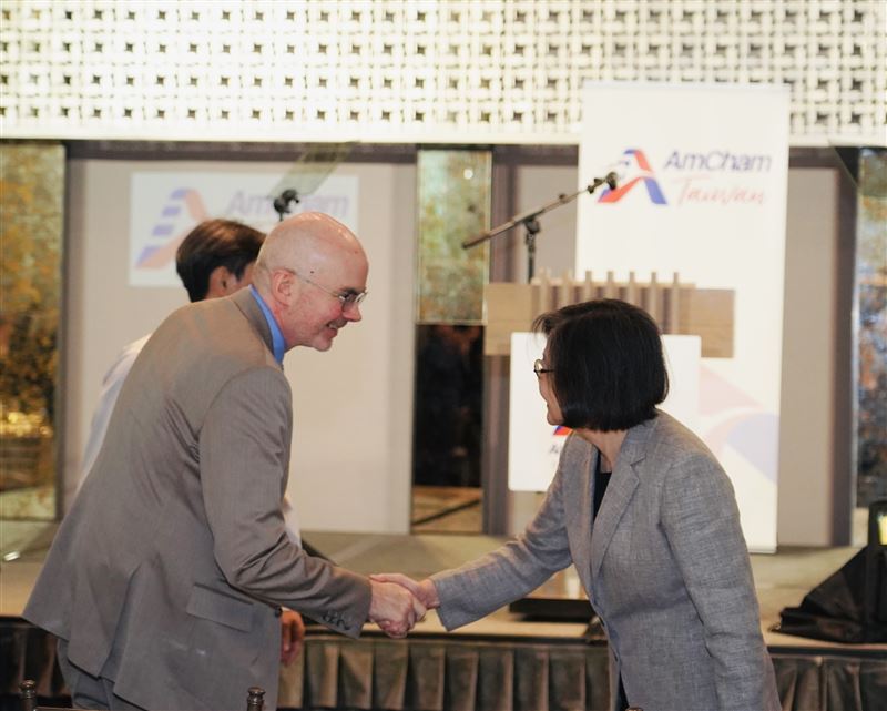 前總統蔡英文、美國在台協會處長谷立言今（18）日一同出席「台灣美國商會年度會員大會」。（圖／翻攝AIT臉書)