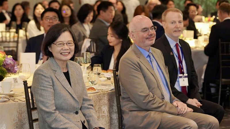 前總統蔡英文、美國在台協會處長谷立言18日一同出席「台灣美國商會年度會員大會」。（圖／翻攝AIT臉書)