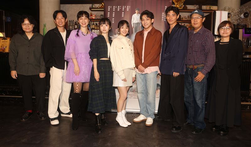 公視人生劇展《晚安，瑪卡龍》記者會（左起）導演黃鈺婷、演員舒偉傑、許乃涵、趙妮綺、許莉廷、林毓家、呂慕堯、導演王傳宗、製作人許菀倩。（圖／公視提供）