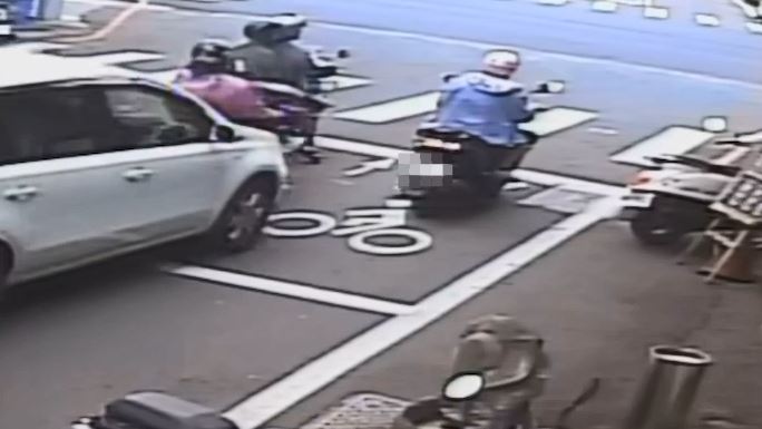 彰化員林發生驚悚車禍，女騎士等紅燈遭轎車追撞輾斃。（圖／翻攝員林人大小事臉書）