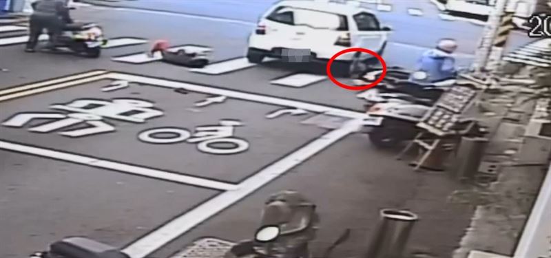 彰化員林發生驚悚車禍，女騎士等紅燈遭轎車追撞輾斃。（圖／翻攝員林人大小事臉書）